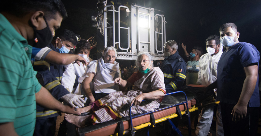 People carry a woman on a stretcher towards a safer place after a fire broke out at a coronavirus disease (COVID-19) hospital in Mumbai, India, March 26, 2021. REUTERS/Stringer NO ARCHIVES. NO RESALES.